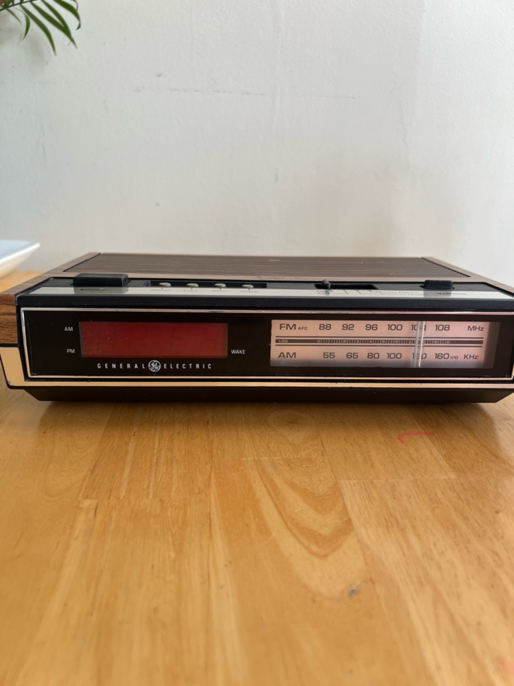 General Electric 7-4632A Vintage Clock Radio Woodgrain AM/FM Alarm Snooze Works